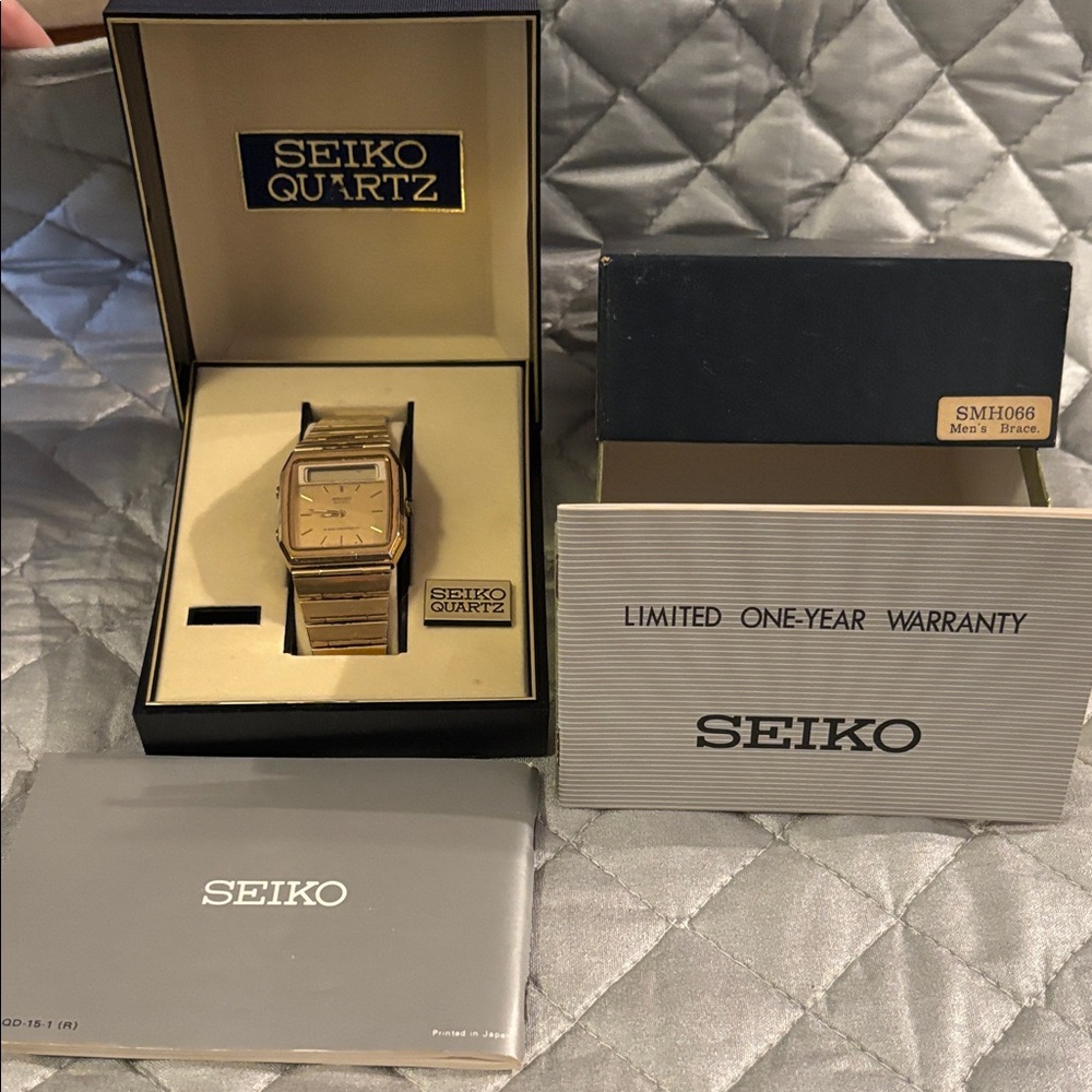 Seiko Gold Men's Quartz Watch vintage, sold as is.